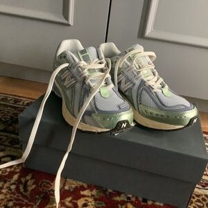 New Balance 1906 womens 8.5